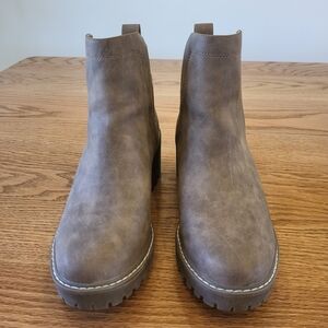 Women's Ankle Bootie - Taupe Chelsea Lug Sole